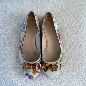 //SOLD// Gucci Ballet Floral Beige Flats with Horsebit Detail. Size 37.5